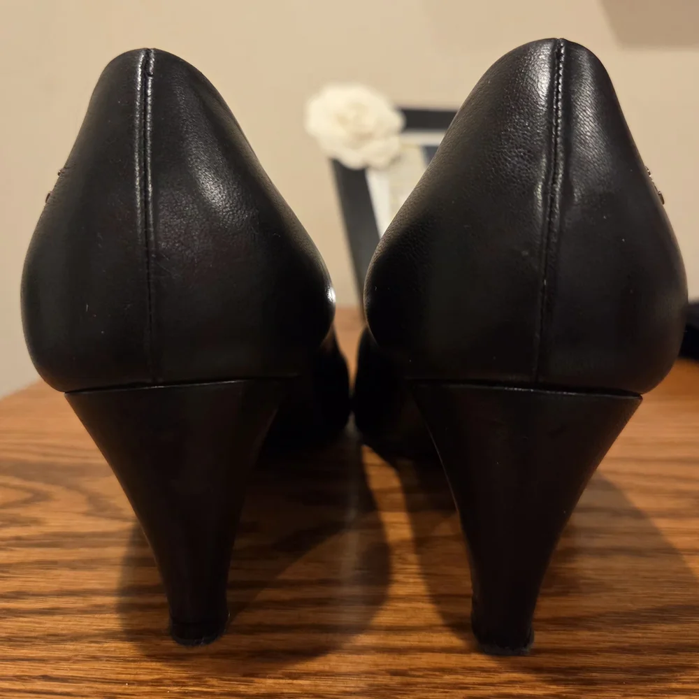 CHANEL Elegant Black Heels - Picture 7 of 10